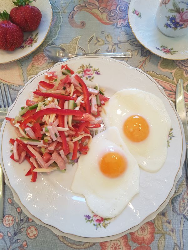 Летний вкус: освежающий салат «Моцарт» и аппетитная яичница