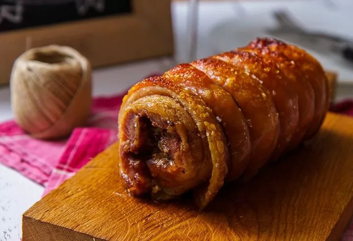 Искусство поркетты: как приготовить свиную грудинку с хрустящей корочкой