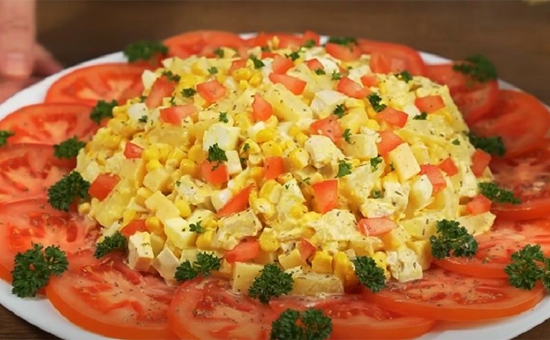 Летний салат с курицей, ананасами и кукурузой: идеальное решение для праздничного стола