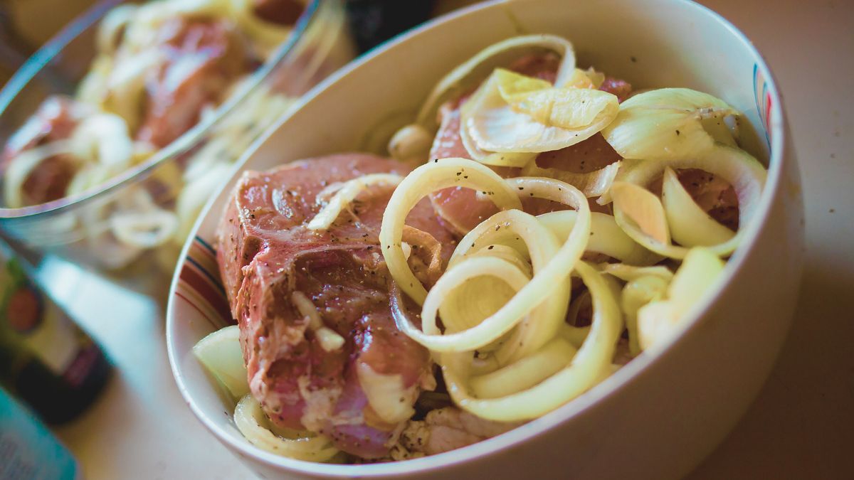 Удивите гостей маринованными котлетами с дымком шашлыка