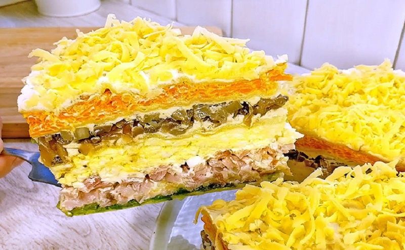 Новый взгляд на традиции: салат-торт с курицей и грибами для незабываемого праздника