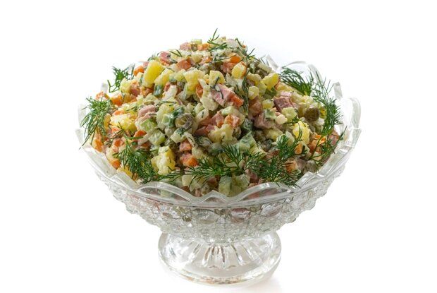 Классический оливье с колбасой и свежими огурцами