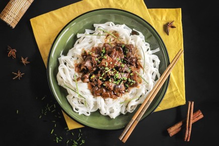Пикантная говядина по-китайски с рисовой лапшой: взрыв вкусов