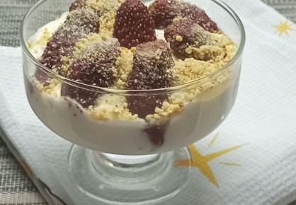 Сладкий десерт за считанные минуты: взбитые сливки с клубникой и орехами