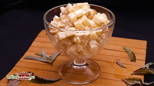 Нежный салат с курицей и ананасом