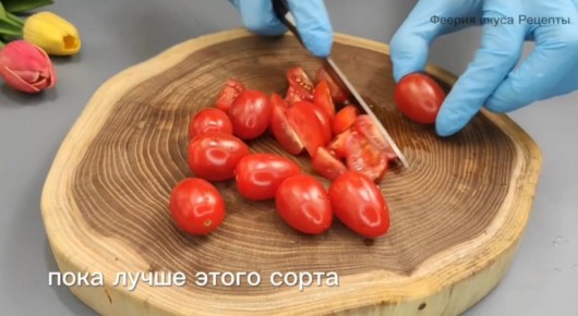 Летний салат с творогом и свежими овощами: быстро и полезно