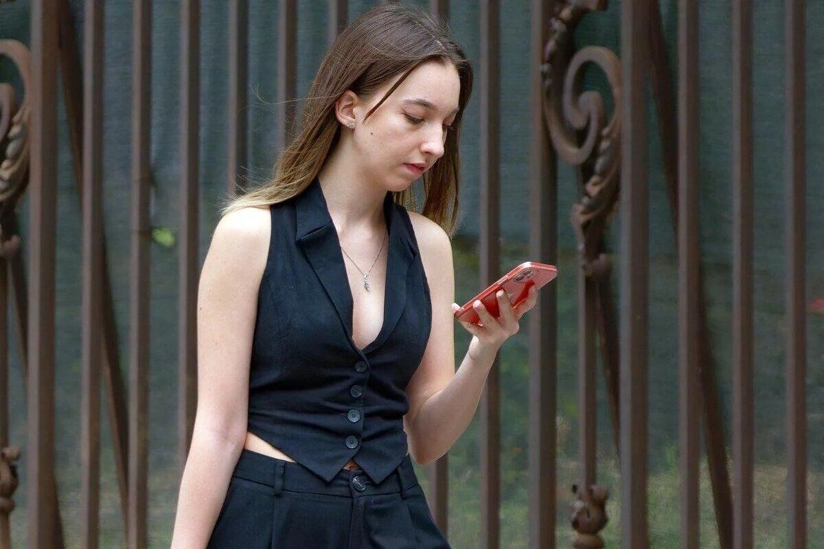 Стильные акценты на новой волне: как носить штаны в 2025 году