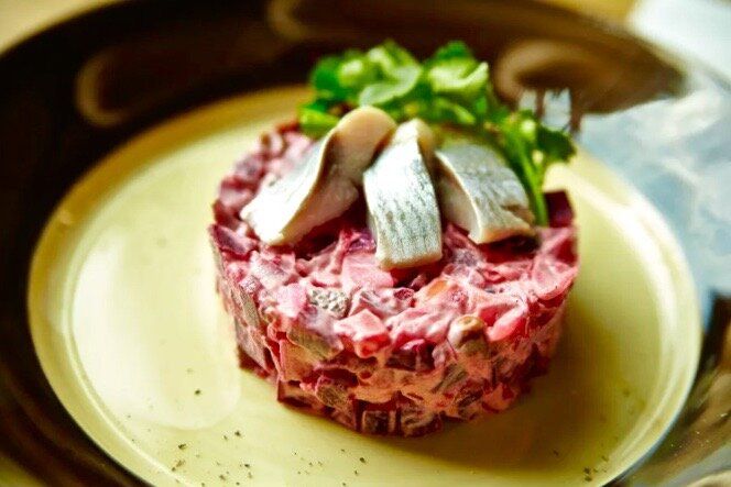 Необычные салаты с сельдью: три оригинальных рецепта, которые стоит попробовать