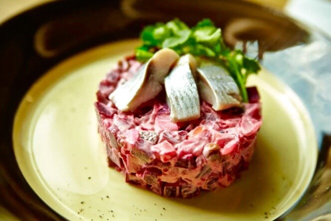 Необычные салаты с сельдью: три оригинальных рецепта, которые стоит попробовать