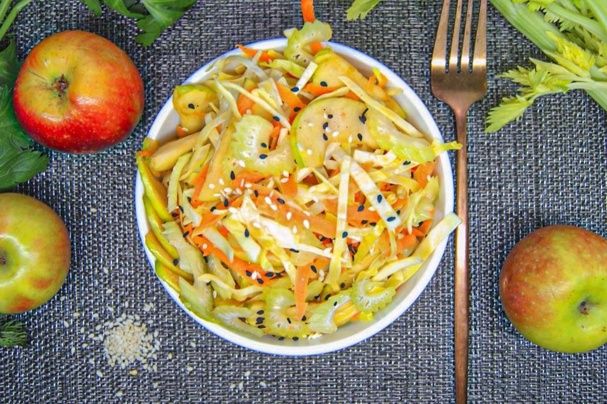 Капустный салат с морковью и кунжутом: легкость и яркость во вкусе