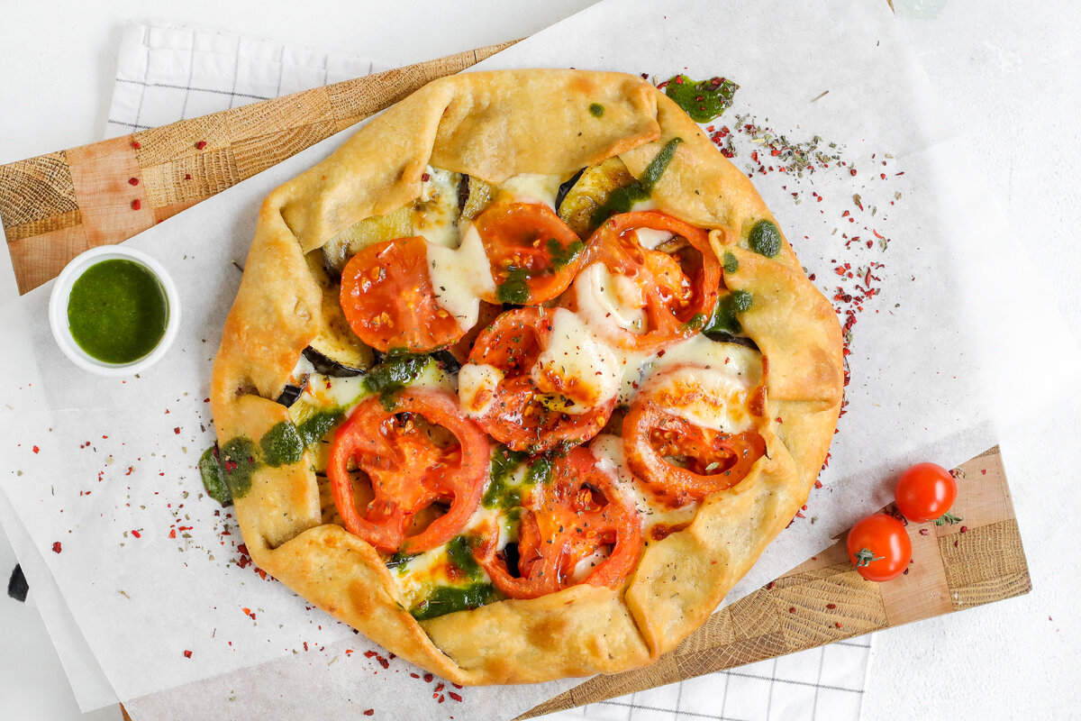 Навашивание вегетарианской галеты с сыром сулугуни и баклажанами