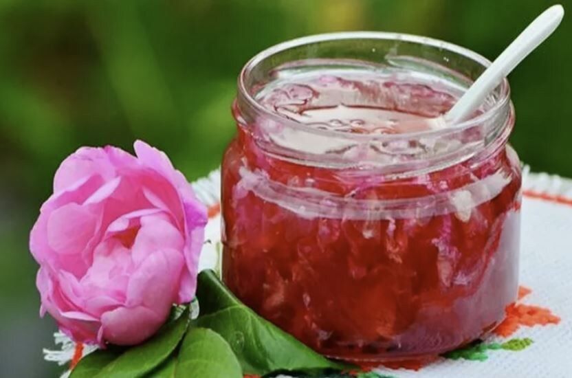 Изысканные десерты с лепестками роз: магия в каждой тарелке