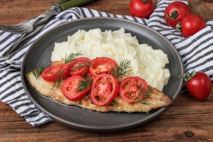 Рецепт скумбрии «Наутилус» с нежным картофельным пюре и сезонными помидорами