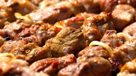 Незабываемые мясные блюда для новогоднего стола: секреты приготовления и подачи