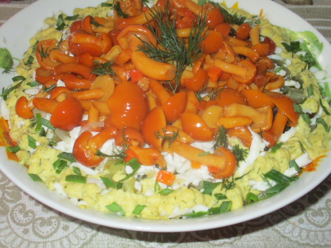 Салат с опятами: нежность и хруст в каждом укусе