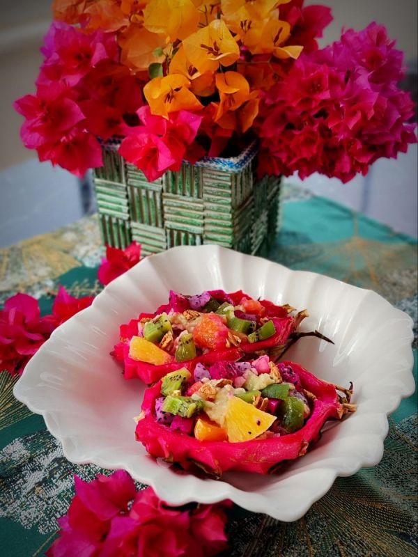 Лодочки с драгонфрутом: оригинальный фруктовый салат для яркой подачи