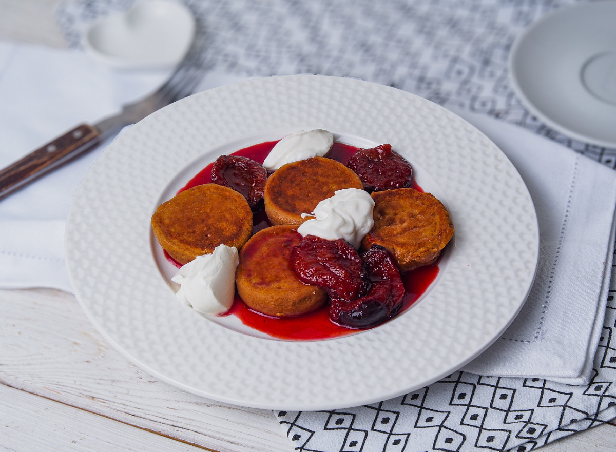 Сырники из топленого творога со сливами и сметаной