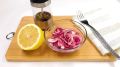Как замариновать лук для салата и шашлыка: простые секреты