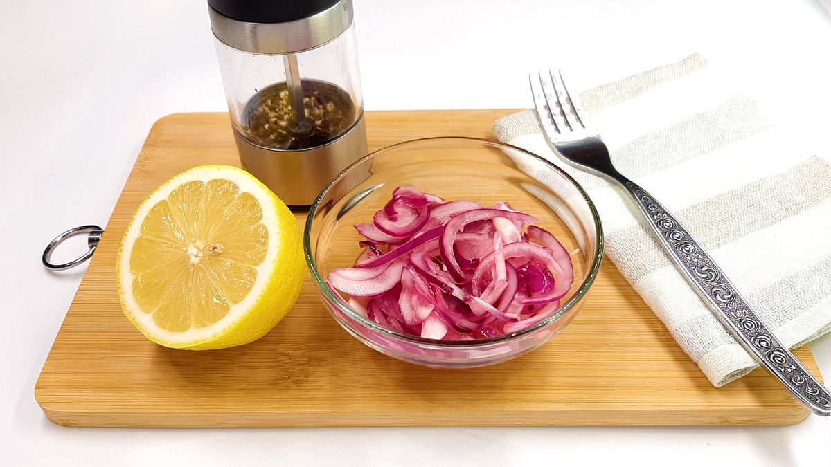 Как замариновать лук для салата и шашлыка: простые секреты