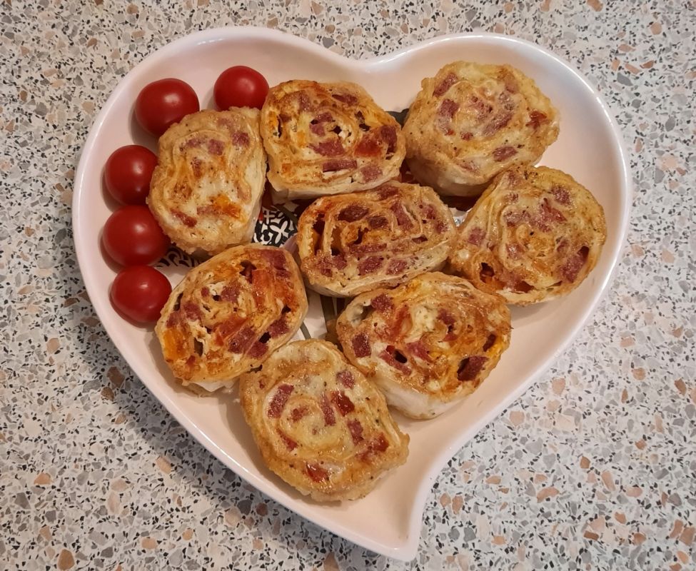 Необычная закуска: горячие улитки из лаваша с колбасой и сыром