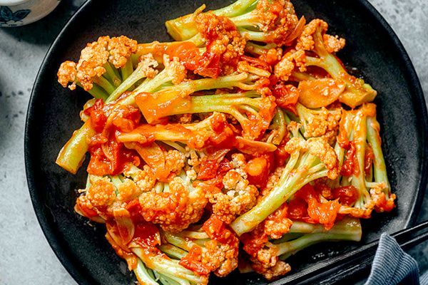 Удивительная цветная капуста в томатном соусе: простой и вкусный гарнир