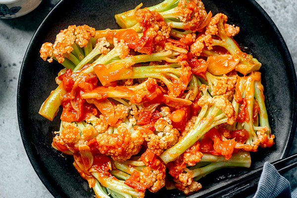 Удивительная цветная капуста в томатном соусе: простой и вкусный гарнир