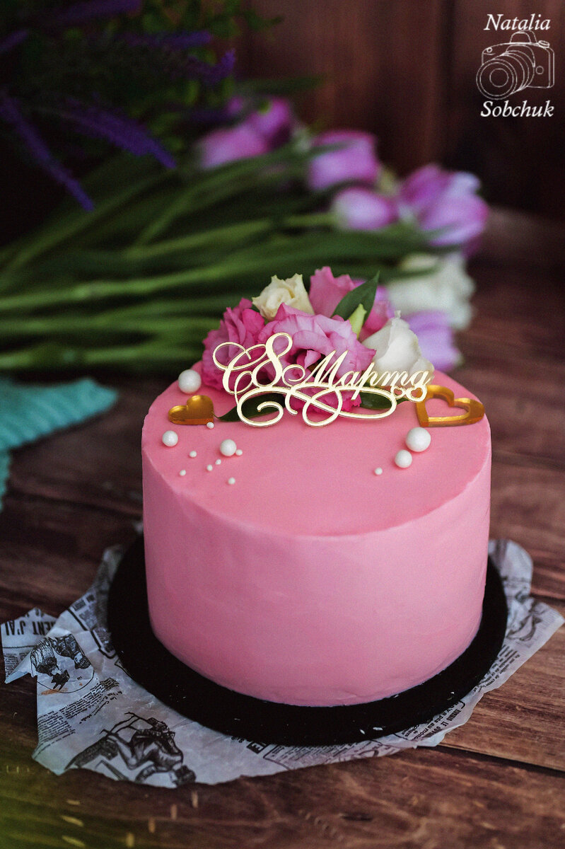 Нежный клубничный торт в честь 8 марта: пошаговый рецепт