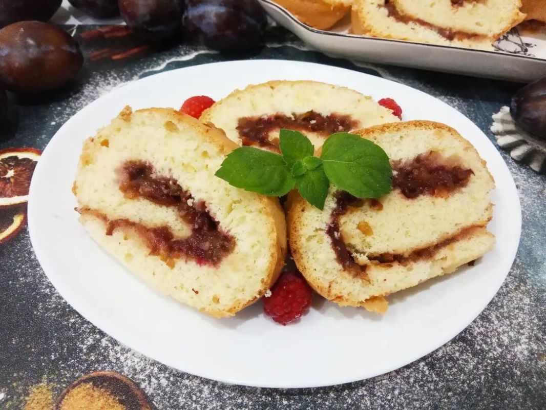 Легкий бисквитный рулет со сладкими сливами для вашего чаепития