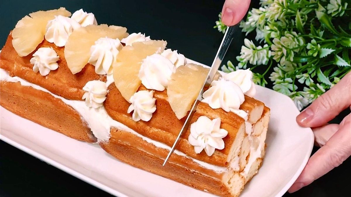 Нежный рулет с ананасом и савоярди без выпечки: идеальное лакомство