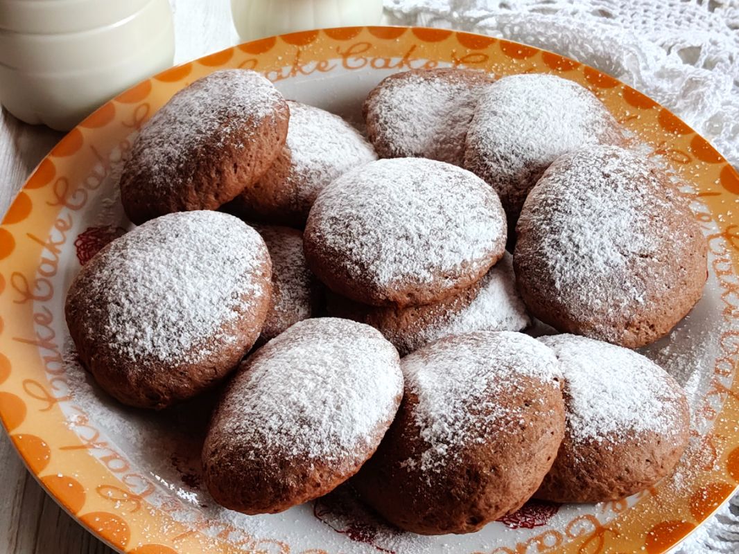 Ароматное шоколадное печенье к чаю: сохраняет мягкость и радует начинкой