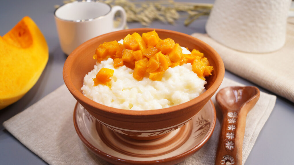 Пушистая рисовая каша на молоке с карамелизованной тыквой — идеальный завтрак для всей семьи