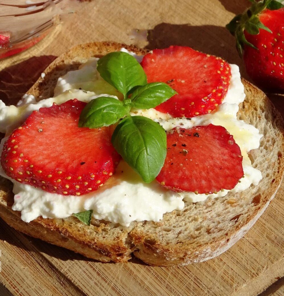 Необычный бутерброд с козьим сыром и клубникой: взрыв вкуса на завтрак