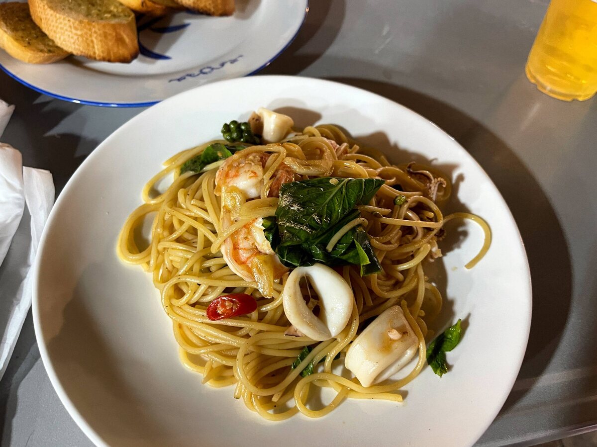 Ночные приключения на гастрономическом рынке: неожиданный вкус тайской пасты