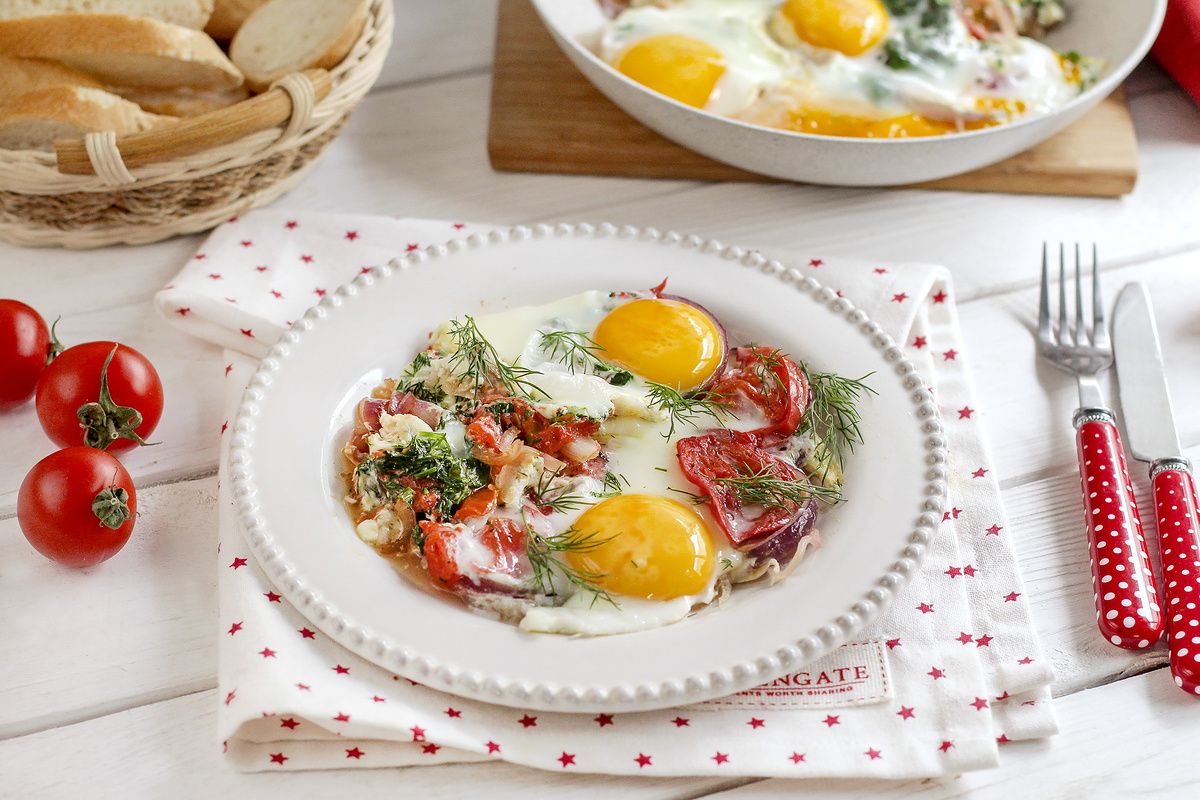 Яичница с помидорами и луком: простой рецепт от Бренд-шефа