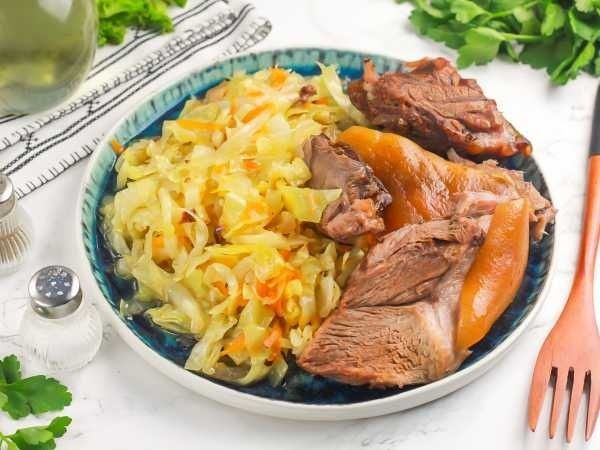 Свиная рулька с капустой в рукаве
