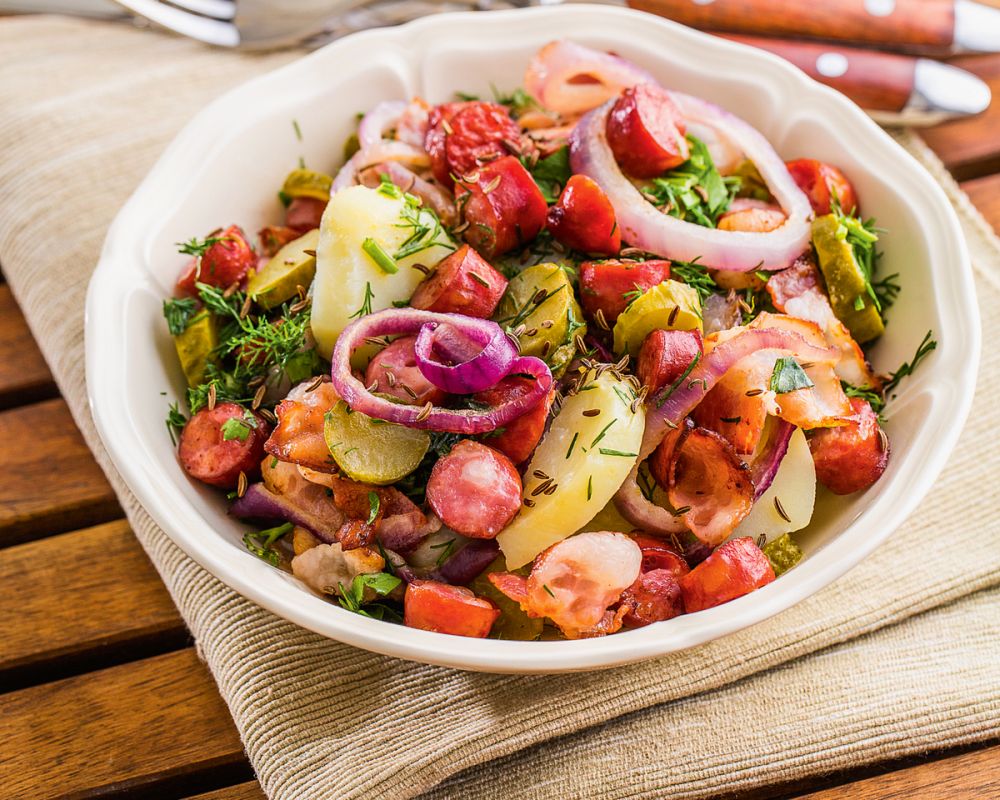 Баварский салат с колбасками: простое и сытное угощение