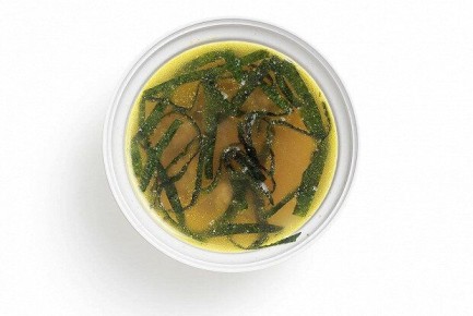Легкий и ароматный куриный бульон с водорослями нори