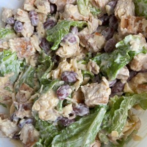 Нежный салат с курицей и фасолью: простой и вкусный рецепт