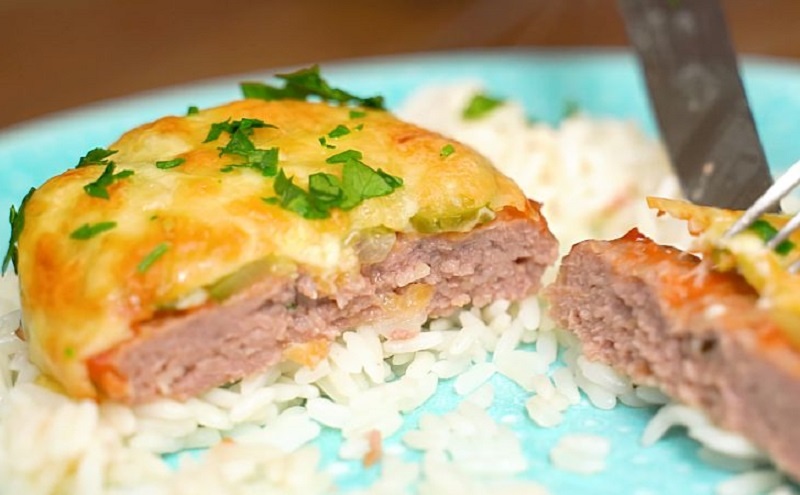 Сытное блюдо из фарша, хлеба и яиц: готовим за 10 минут