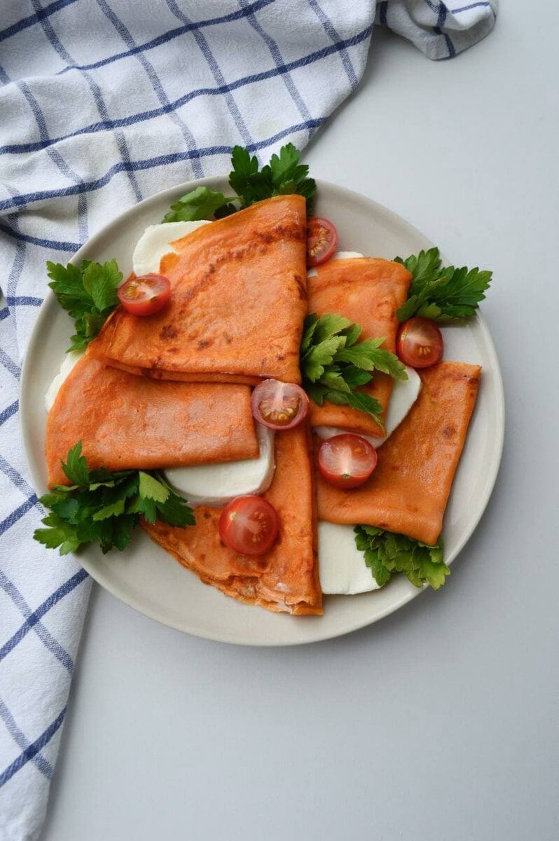 Изумительные томатные блинчики с моцареллой: новая вкусовая находка