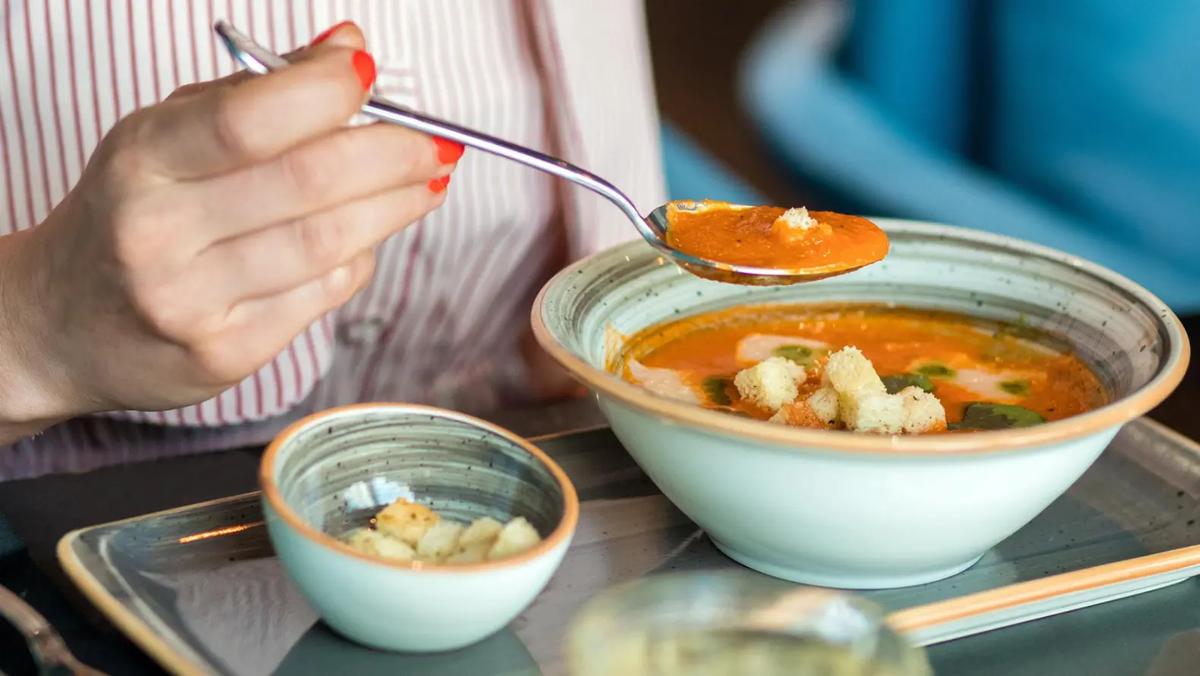 Как правильно есть суп: секреты ресторанного этикета