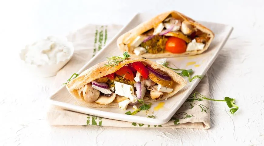 Пита с курицей и свежими овощами