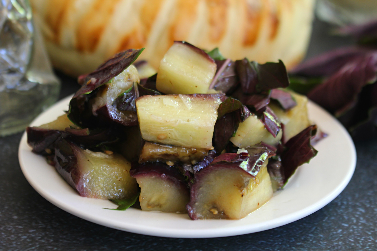 Легкая закуска: баклажаны с чесноком и базиликом