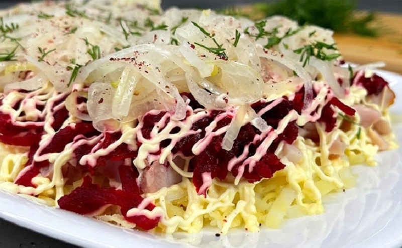 Удивительный салат для праздничного стола, который порадует даже привередливых