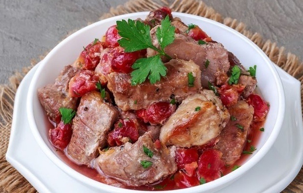 Ароматное мясо с вишней: легкий рецепт для любого стола