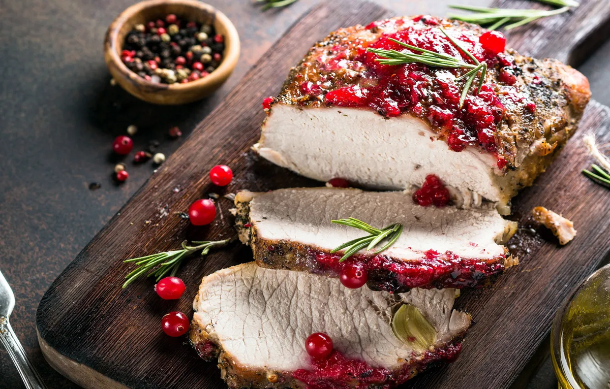 Нежная свинина с клюквенным пюре: почему это блюдо преобразит ваш праздничный стол