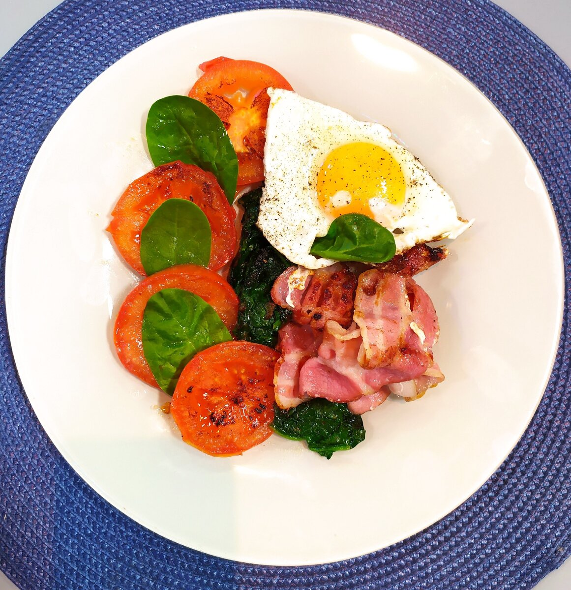 Вдохновляющий завтрак: Яйца с беконом и шпинатом