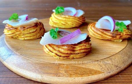 Картофельные тарталетки с селедкой: отличное угощение для любого праздника