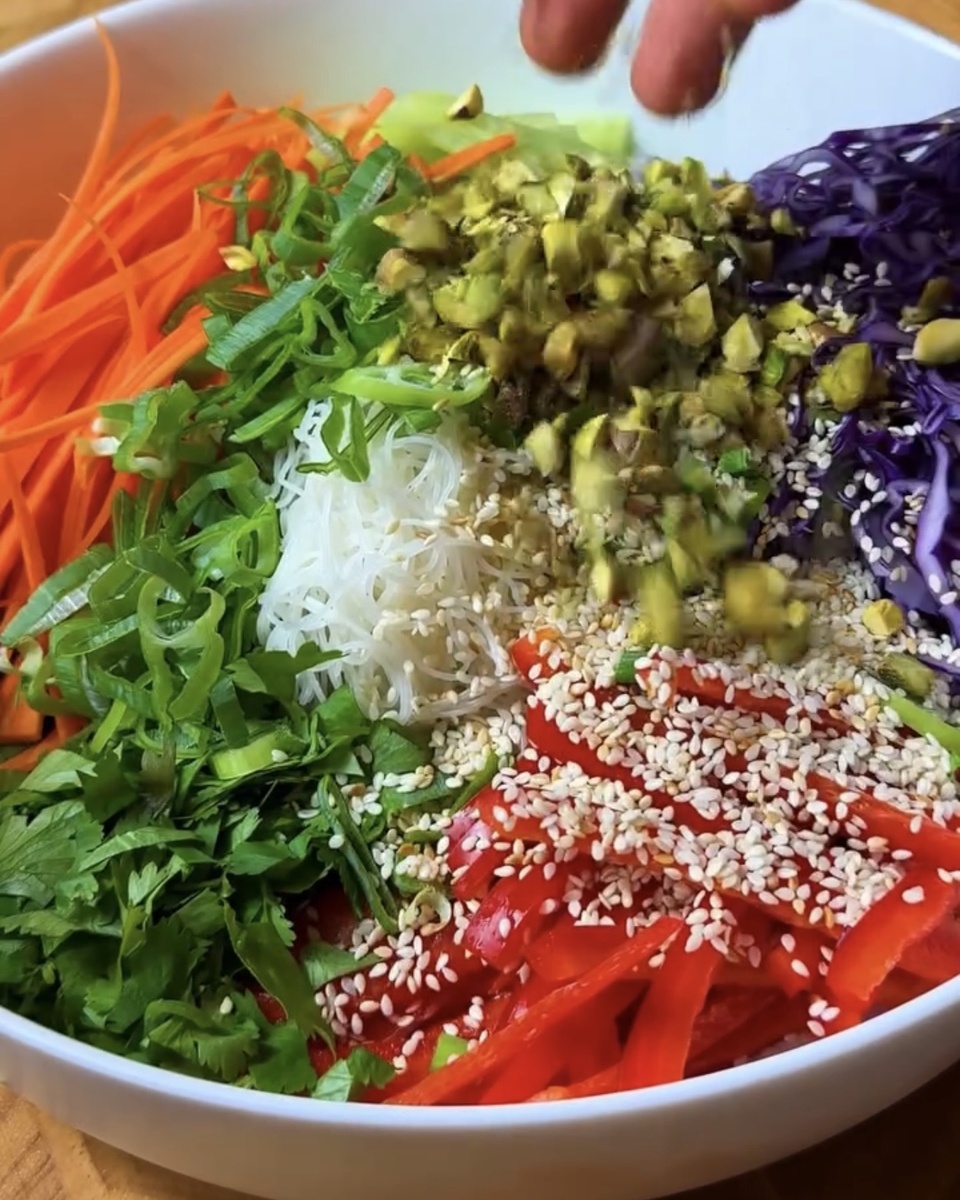 Салат со спринговыми роллами и ароматным арахисовым соусом