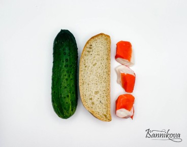 Необычная брускетта: крабовое мясо и свежий огурец